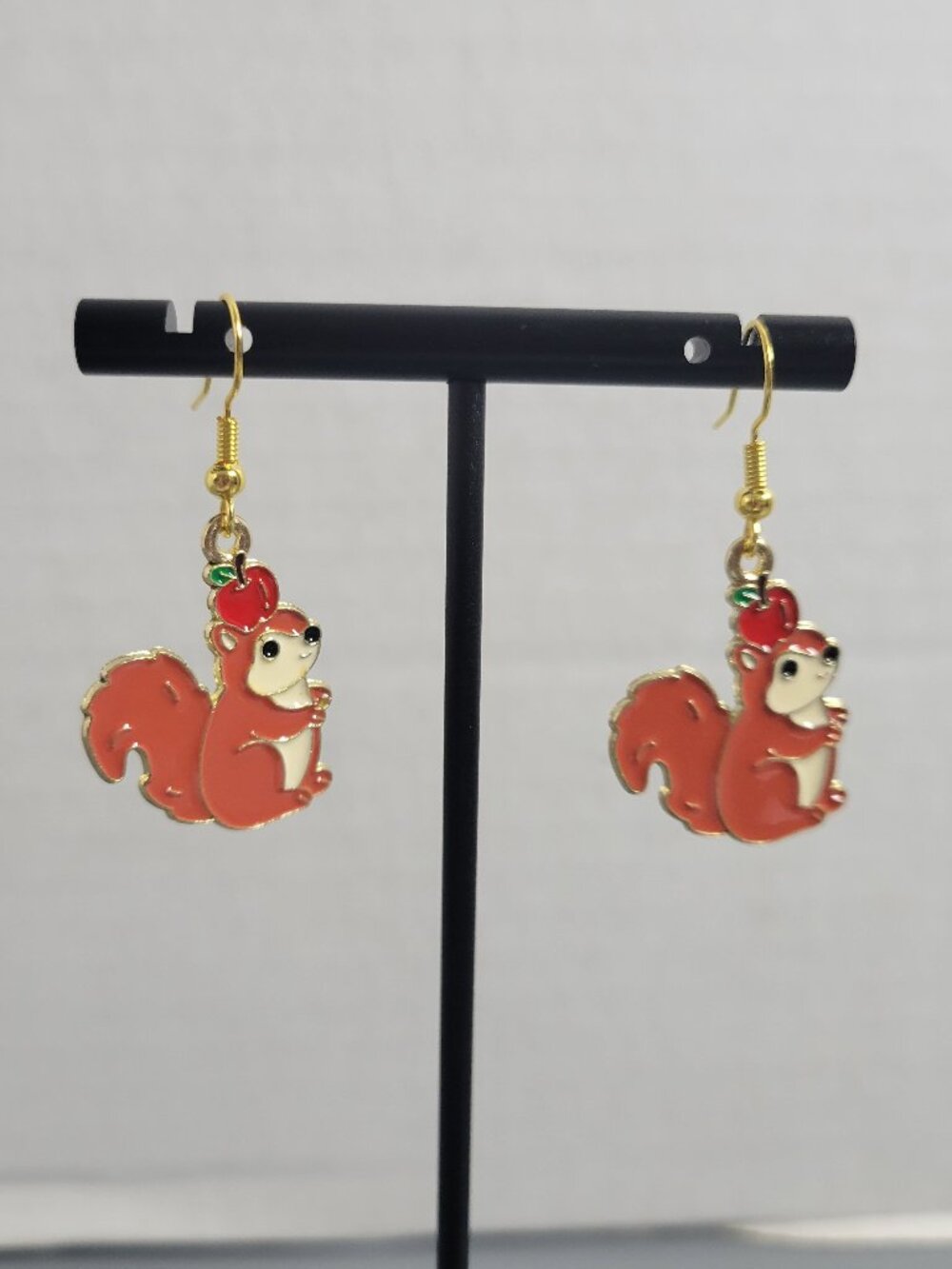 Squirrel Dangle Earrings Gold Tone Cute Fall Autumn Animal Woodland Apple E123E